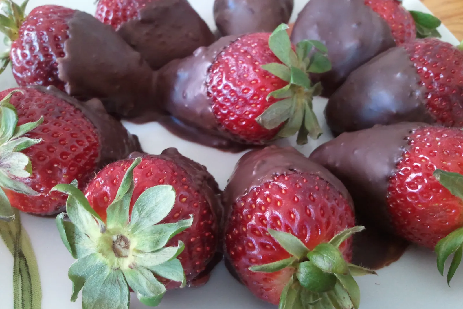 Elegant chocolate-dipped strawberries at a Sweet n' Sassy Creations quinceañera in Northeast El Paso, TX
